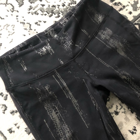 Athletes Legging Crops - Picture 2 of 4